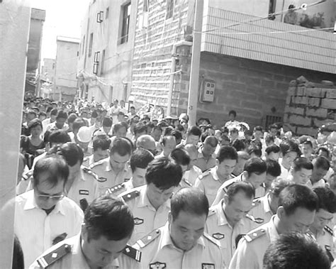 漳浦：老公安海中救人牺牲 上千群众和民警为其送行 公安 _新闻中心_新浪网