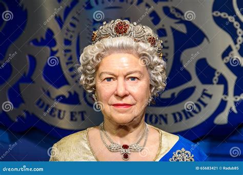 Figurina Della Regina Elizabeth II a Signora Tussauds Wax Museum ...