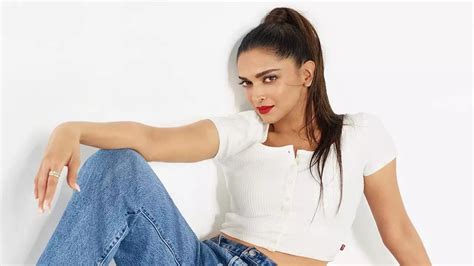 Deepika Padukone Schools Paps For Clicking Pics At Fashion Show's ...