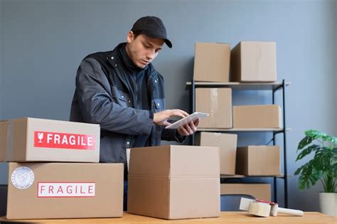 Courier doing jobs logistics | Premium Photo