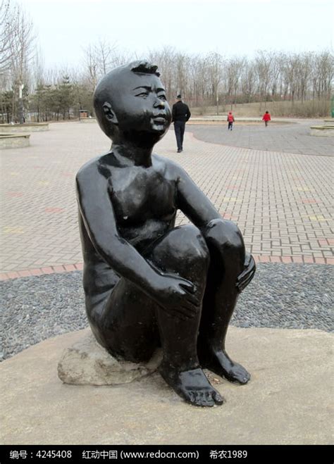 抱膝思索的小男孩雕塑高清图片下载_红动中国