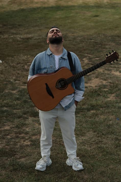 People Looking Standing 的图像结果