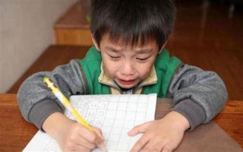 宁波学霸男孩参加高考，被担架抬进考场，妈妈深夜一封信惹哭众人_孩子