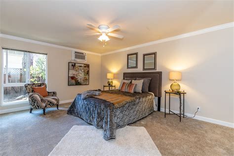 Photos - Oak Park Manor