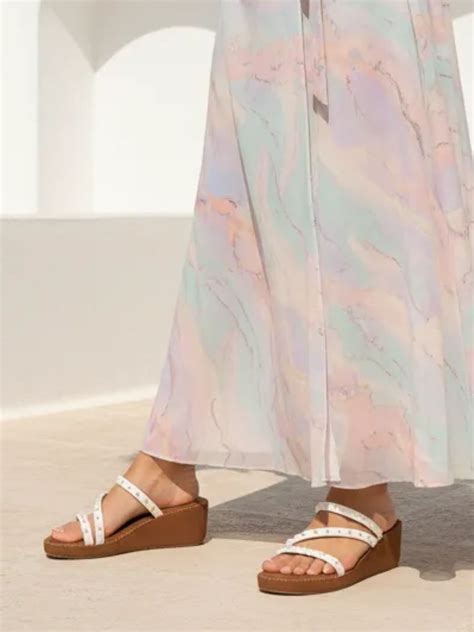 White Pearl Detail Wedges – Koblerr