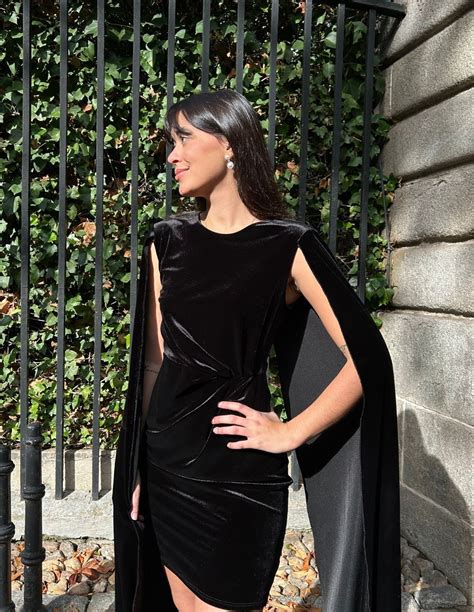 Short party dress with velvet cape sleeves : INVITADISIMA