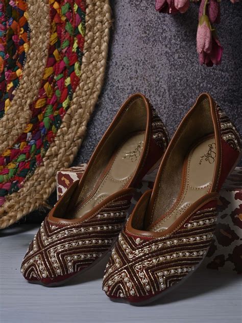 Women Maroon Embellished Mojaris – ShoeTree