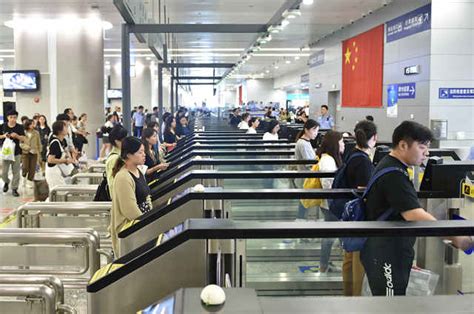 上海口岸提前迎来客流高峰，今日出入境人数预计突破12万！