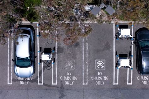 Car Executives Fear a Collapse in EV Sales as US Tax Subsidy Vanishes