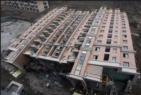 河南周口一栋4层楼房倒塌，视频拍下惊魂瞬间
