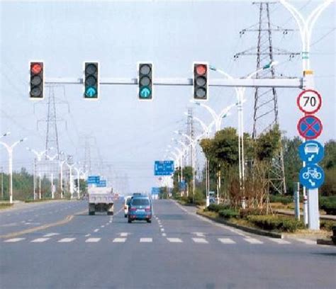 遇到各种各样的红绿灯该怎么走十字路口怎样看直行_百度知道