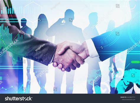 Square Image of Business People 的图像结果