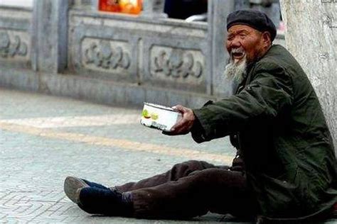 乞丐街头乞讨，小伙把刚买的早餐送给他，乞丐:我不是臭要饭的 - 雪花新闻