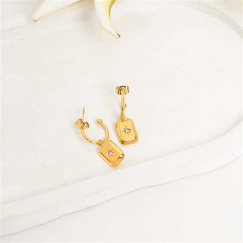 Perfectly Average: Trendsetting Gold Jewelry & Accessories