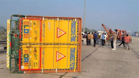 Agra Lucknow Expressway Accident: फारच्यूनर की ट्रक से भीषण भिड़ंत, दो ...