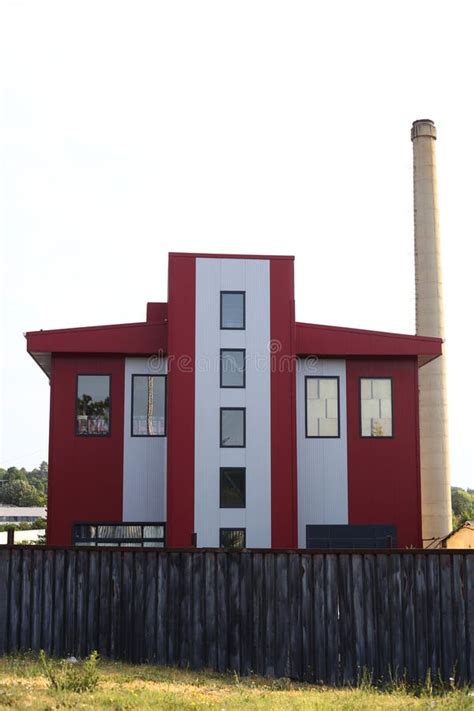 Big Machine Small Building 的图像结果