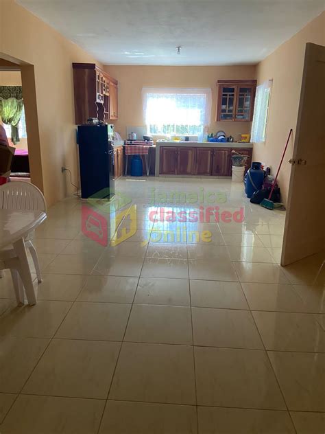 For Rent: 2 Bedrooms And 1 Bathroom Flat - Mandeville