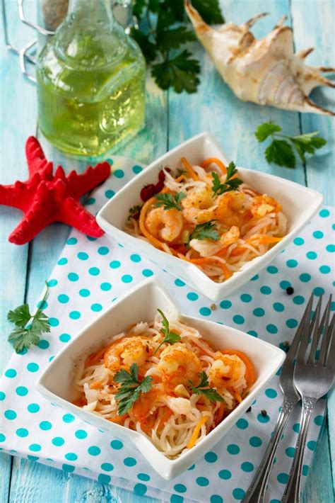 Салат из моркови, дайкона и жареных креветок - рецепт приготовления
