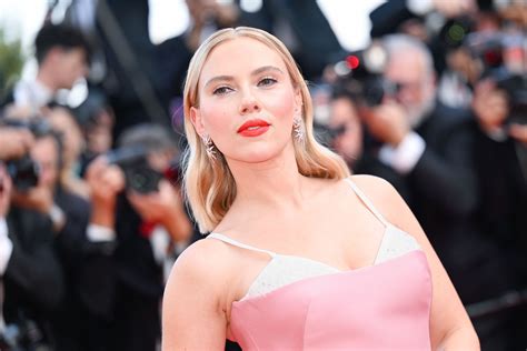 Scarlett Johansson Proves the Exposed Bra Illusion Is the Next Red ...
