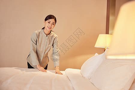 酒店服务员整理客房床铺特写高清图片下载-正版图片507512146-摄图网