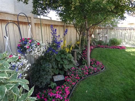 DSC00558 | Fence landscaping, Small backyard landscaping, Landscaping ...