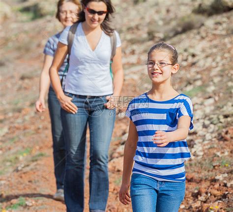 在跨国地区家庭徒步旅行越野成年人享受幸福祖母父母孩子们时间妈妈女孩高清图片下载-正版图片321156111-摄图网