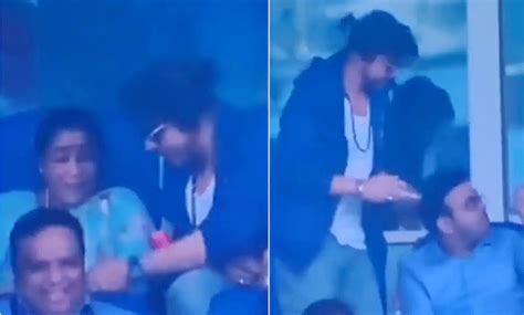 Shah Rukh Khan holds Asha Bhosle's empty cups, gets up to dispose it ...