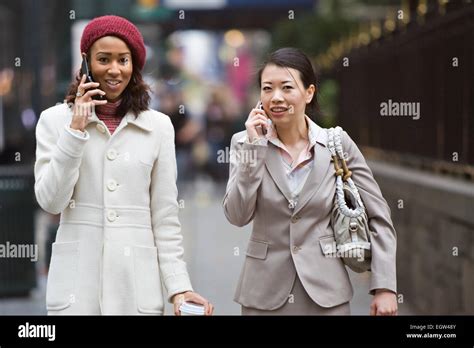 Business Women Walking 的图像结果