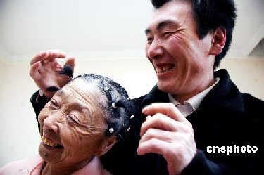 [视频]71岁老太太为爱整容 嫁39岁小伙子获第二春_CCTV.com_中国中央电视台