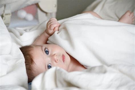 新生儿婴儿宝宝孩子睁着大眼睛躺在床上背景图片免费下载 - 图星人