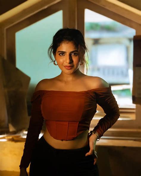 Iswarya Menon : చూపులతోనే ఐస్ చేసేస్తున్న ఐశ్వర్య మీనన్ హాట్ పోజులు.. | Iswarya Menon Sizzling ...