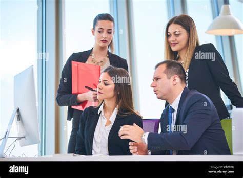 Modern Business People 的图像结果