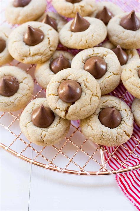 Peanut Butter Blossom Cookies • Freutcake