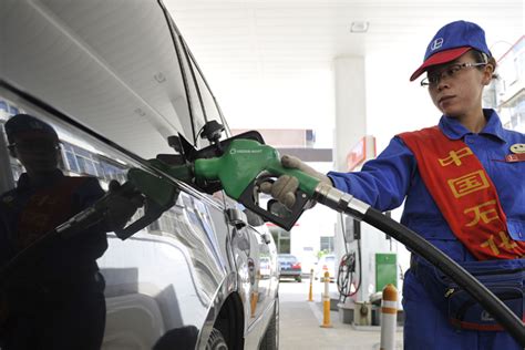 油价大涨3.54%，今日加油站92/95号汽油价，调价后预计下跌150元/吨 - 哔哩哔哩
