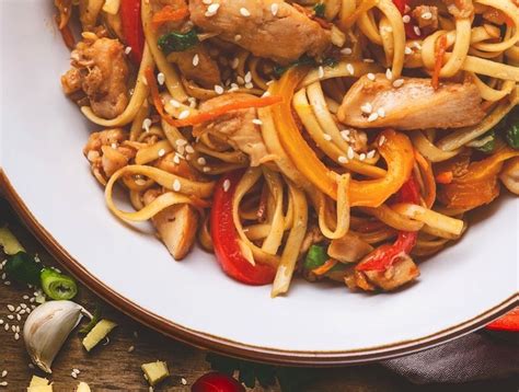 Лапша Вок с курицей и овощами рецепт - Роллтон. Кулинарио