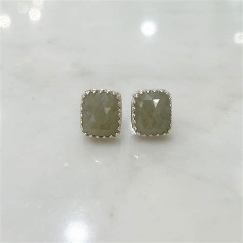 シルバーで王冠留めされた四角いライトイエローのサファイア（15.59ct）のピアス（シルバーポスト） | Akio Mori