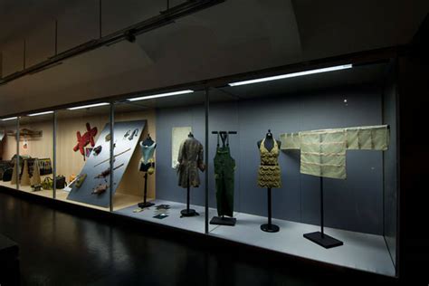 Museum für Angewandte Kunst, Wien: Ausstellung Leder, Stoff und ...