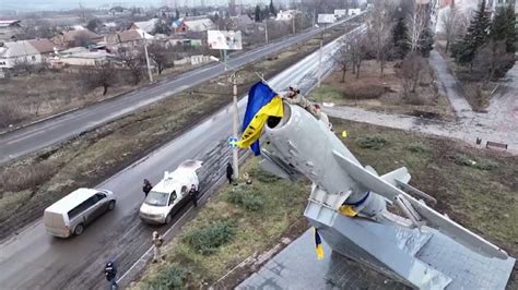 乌克兰军队继续据守巴赫穆特 地标换上新国旗_凤凰网视频_凤凰网