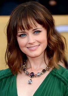 hairstyles for big foreheads and curly hair medium wavy haircut with air bangs frisuren hairstyles for big foreheads and curly hair medium wavy haircut with air bangs frisuren