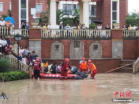 四川达州遭暴雨袭击 救援人员紧急转移被困民众-搜狐大视野-搜狐新闻