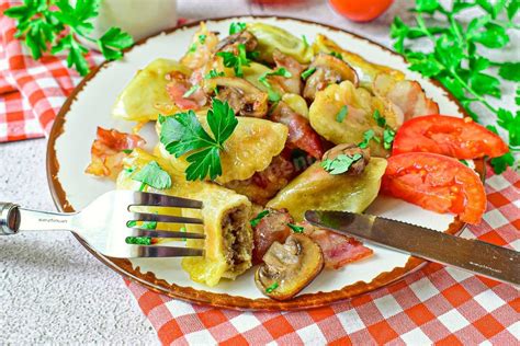 Готовые жареные вареники с картошкой луком и грибами рецепт фото ...