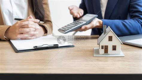 房屋模型与代理和客户讨论购买获得保险或贷款房地产高清图片下载-正版图片504545928-摄图网