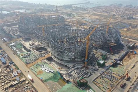 海口国际免税城项目免税商业中心钢结构框架封顶-新华网