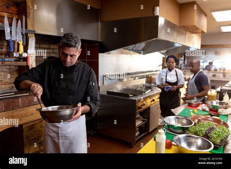 Busy Restaurant 的图像结果