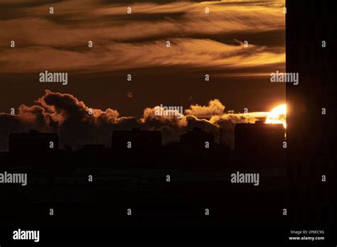 Setting Sun Inside Building 的图像结果