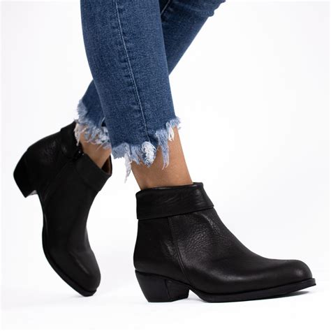 Women’s black leather ankle boots |El Boyero