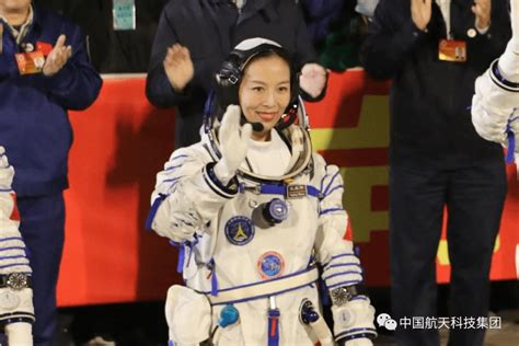 新闻多一度│王亚平成中国首位出舱女航天员 这意味着什么?_女性