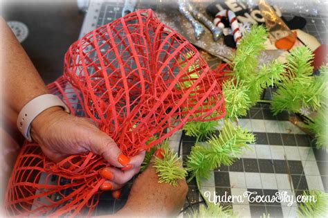 Christmas Wreath Using 10 Deco Mesh 的图像结果