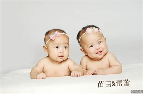 可爱的双胞胎宝宝高清图片下载-正版图片600306369-摄图网