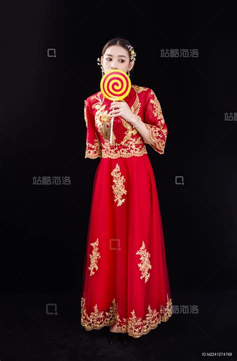 穿着中式秀禾服的女性结婚人像_站酷海洛_正版图片_视频_字体_音乐素材交易平台_站酷旗下品牌
